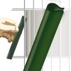Hand biegt grüne Klemmschiene