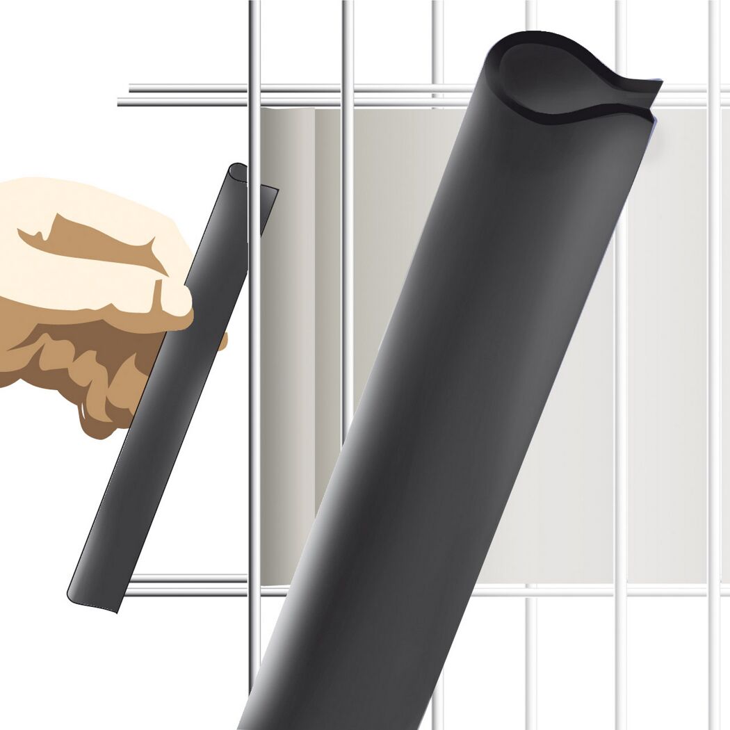 Hand hält eine schwarze Klemmschiene