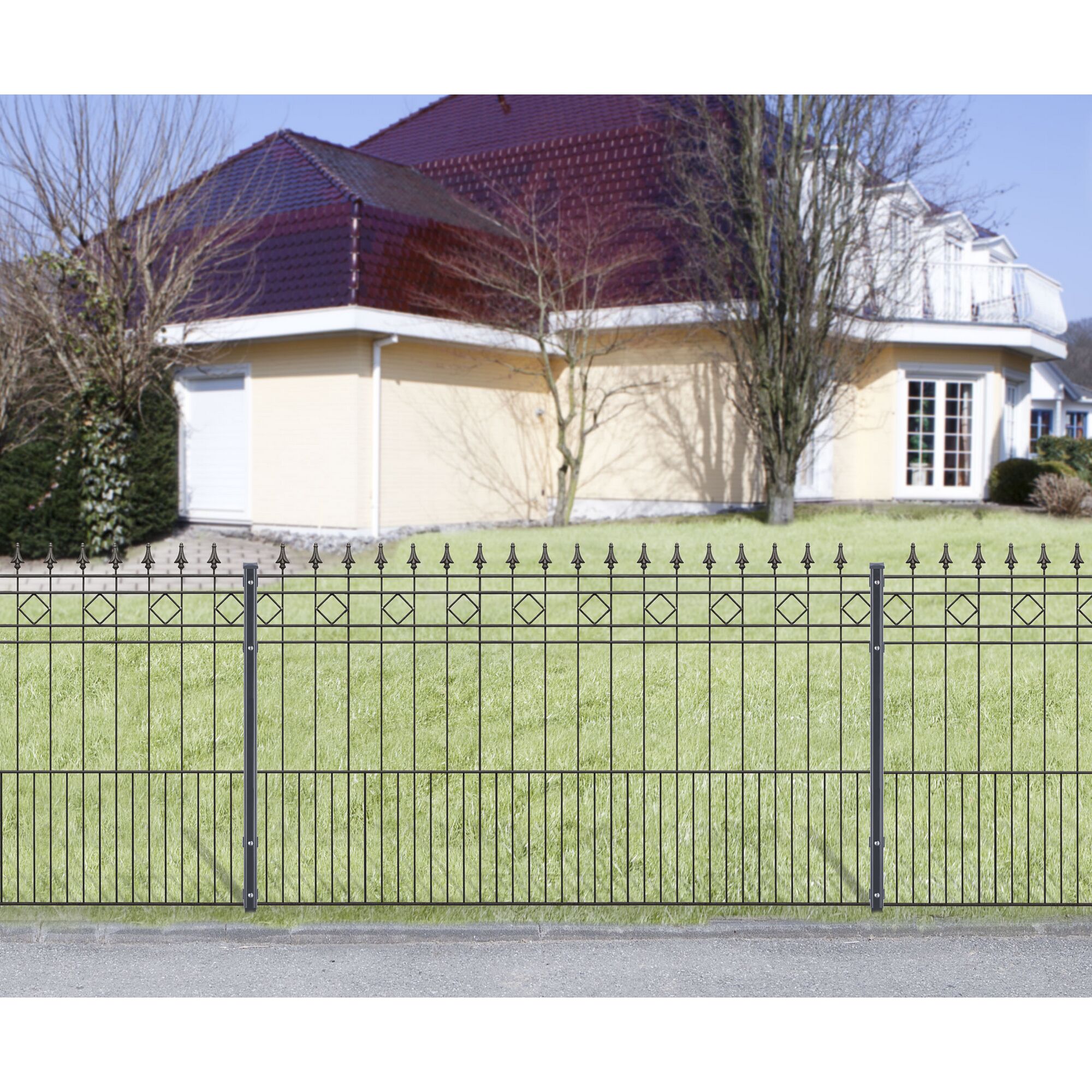 Schwarzer Metallzaun vor einem Haus