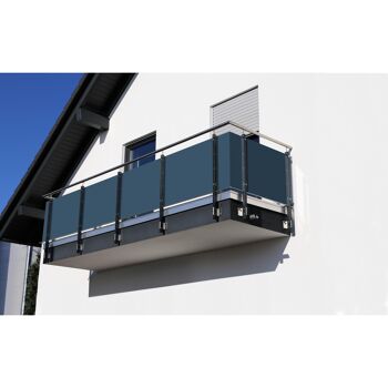 Balkon mit dunkelblauem Sichtschutz