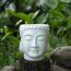 Weißer Buddha-Kopf als Blumentopf