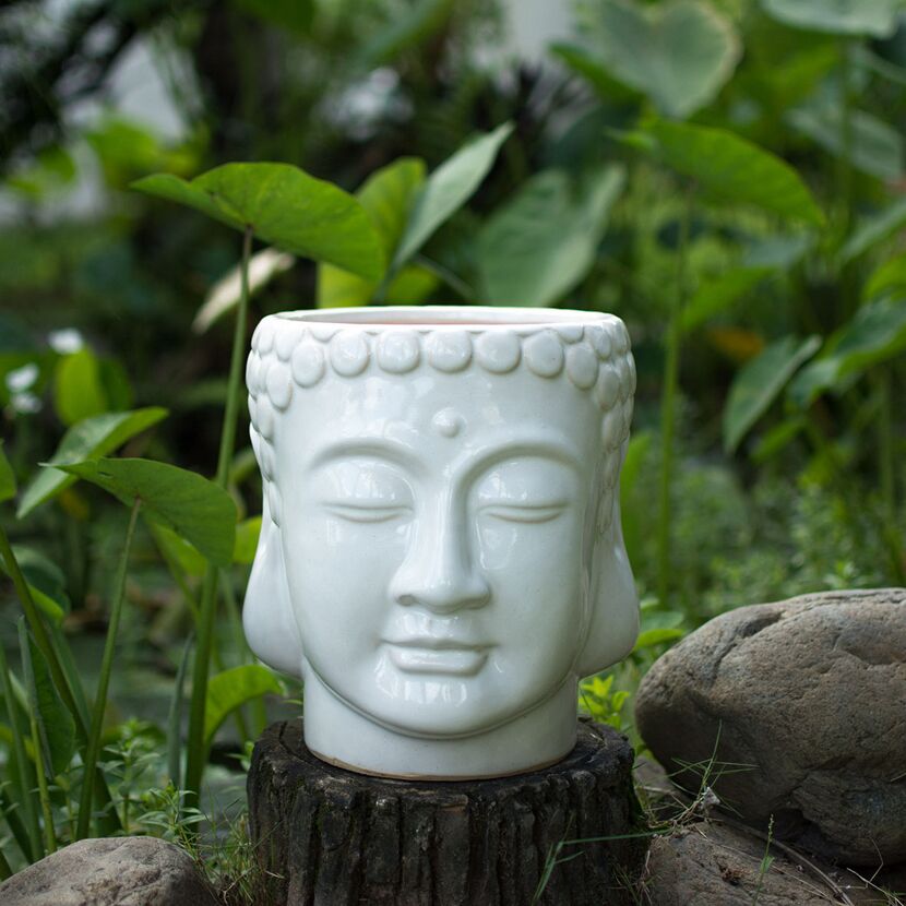 Weißer Buddha-Kopf als Blumentopf