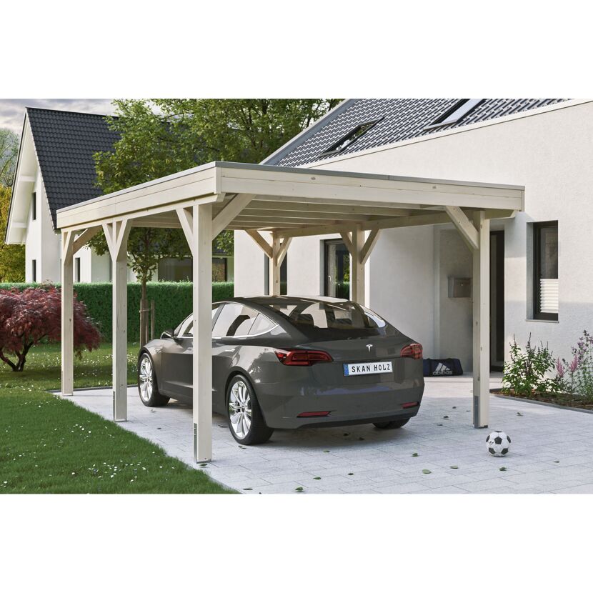Auto steht unter einem Carport aus Holz.