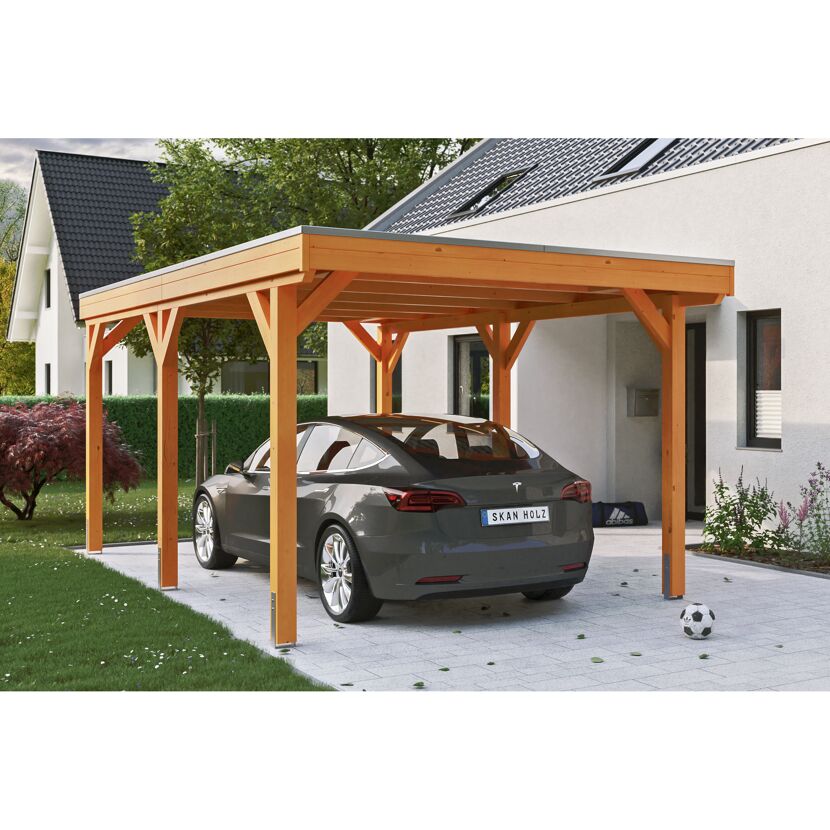 Auto steht unter einem Carport aus Holz.