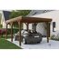 Auto steht unter einem Carport aus Holz.
