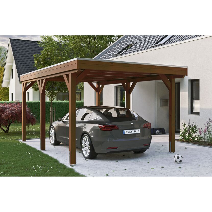 Auto steht unter einem Carport aus Holz.