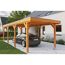 Auto steht unter einem Carport aus Holz.