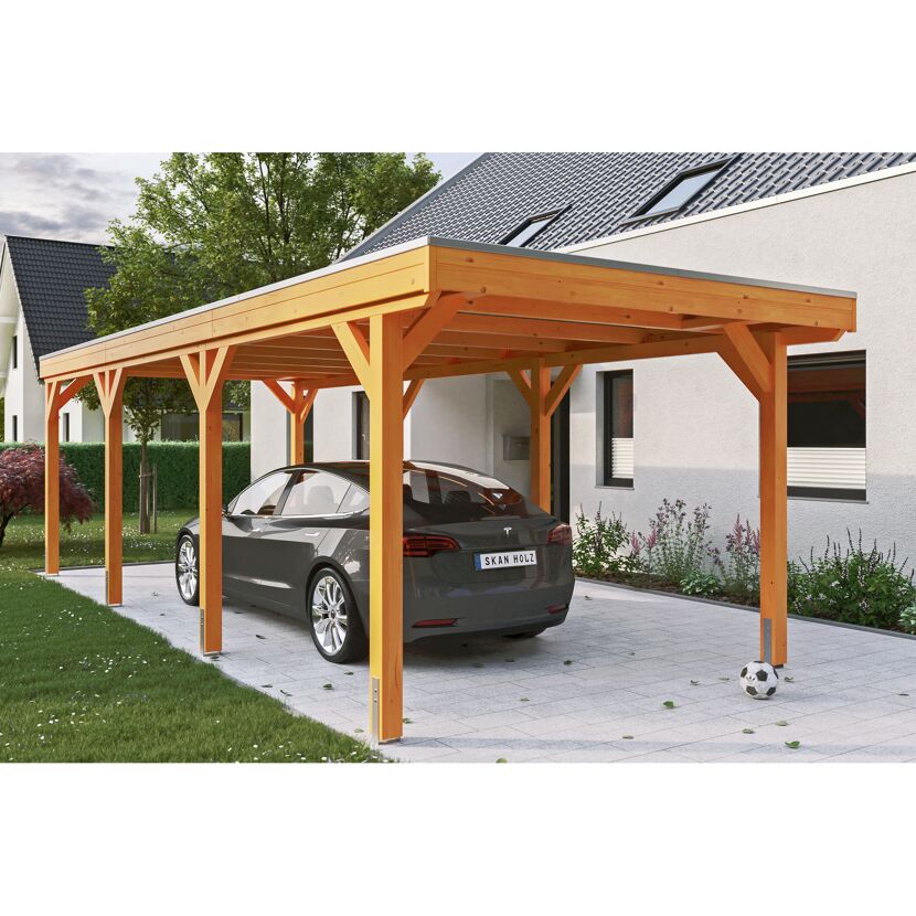 Auto steht unter einem Carport aus Holz.
