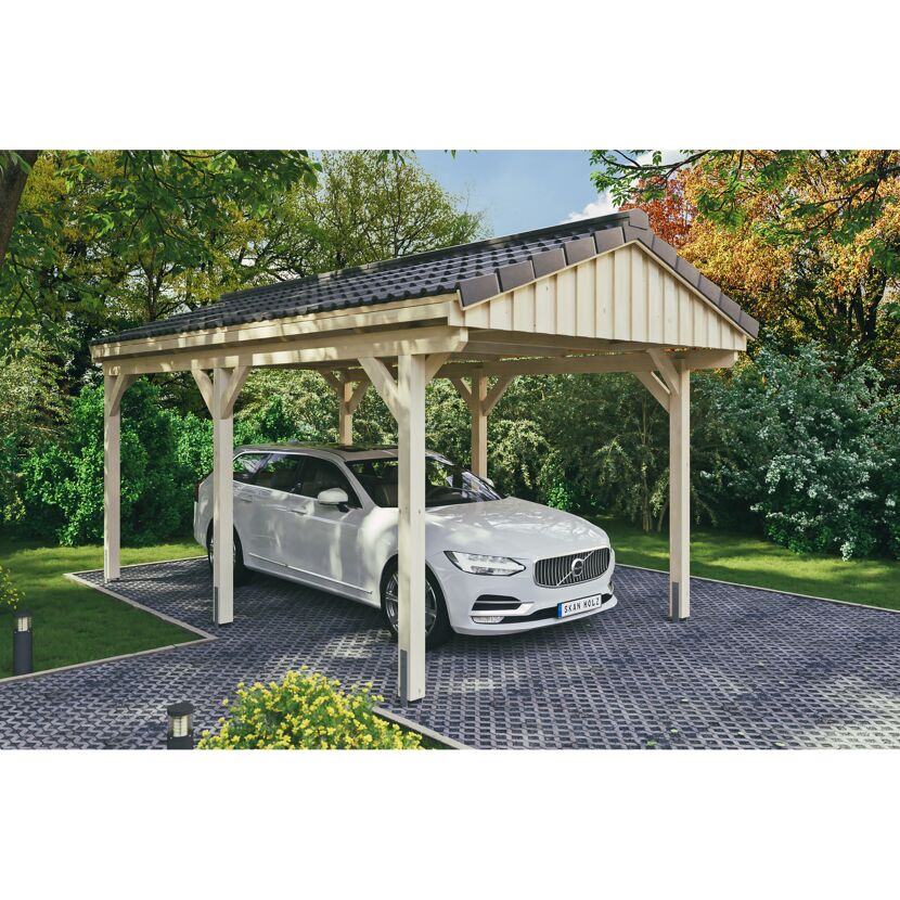 Auto steht unter einem Carport aus Holz.