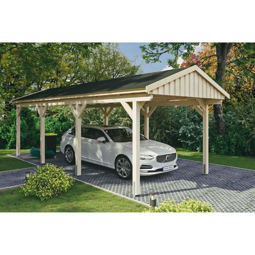 Auto steht unter einem Carport aus Holz.
