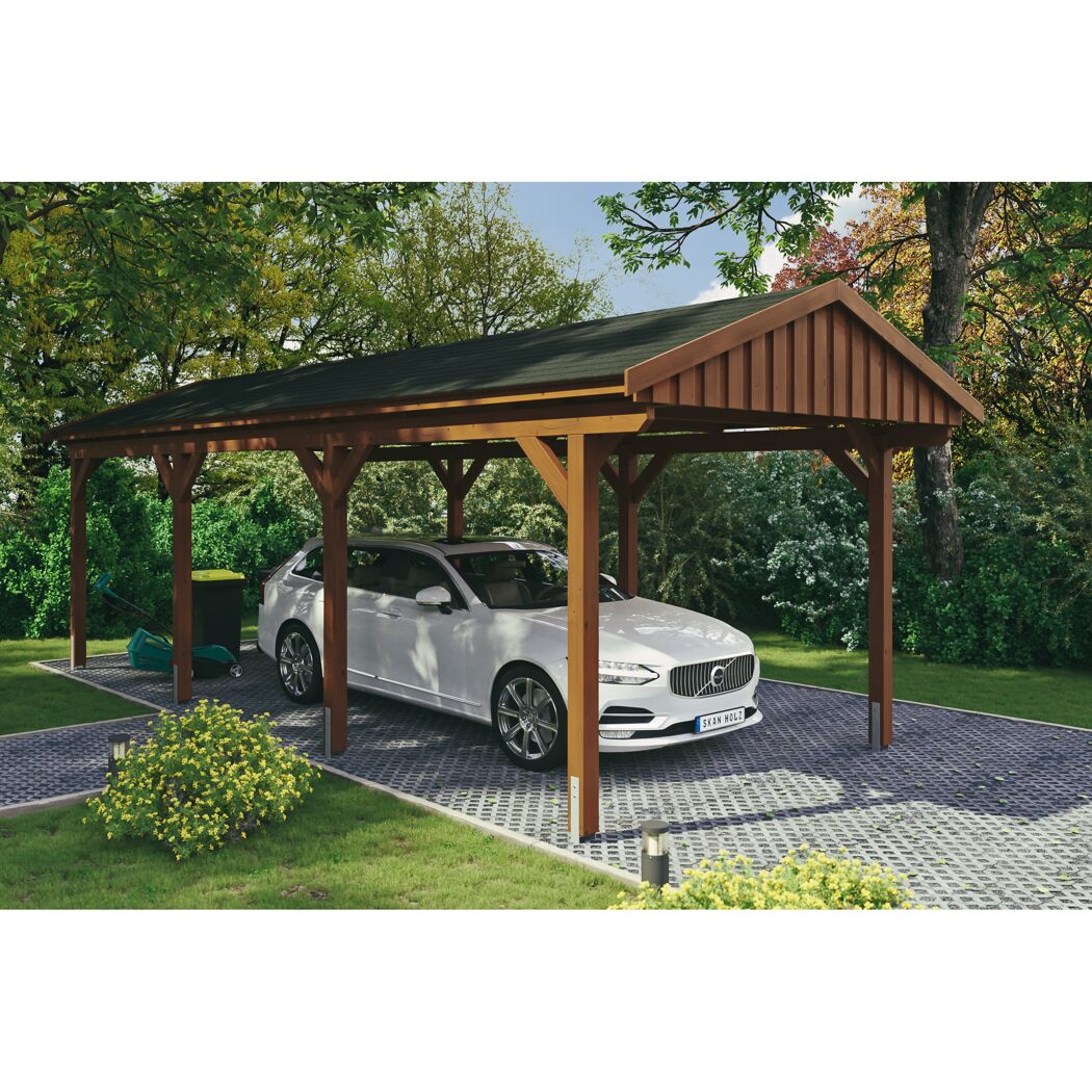 Auto steht unter einem hölzernen Carport