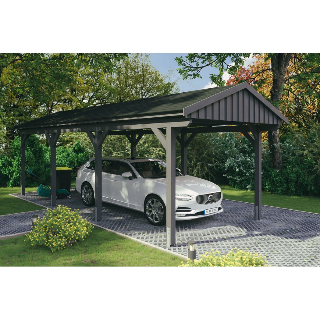 Auto und Rasenmäher unter einem Carport
