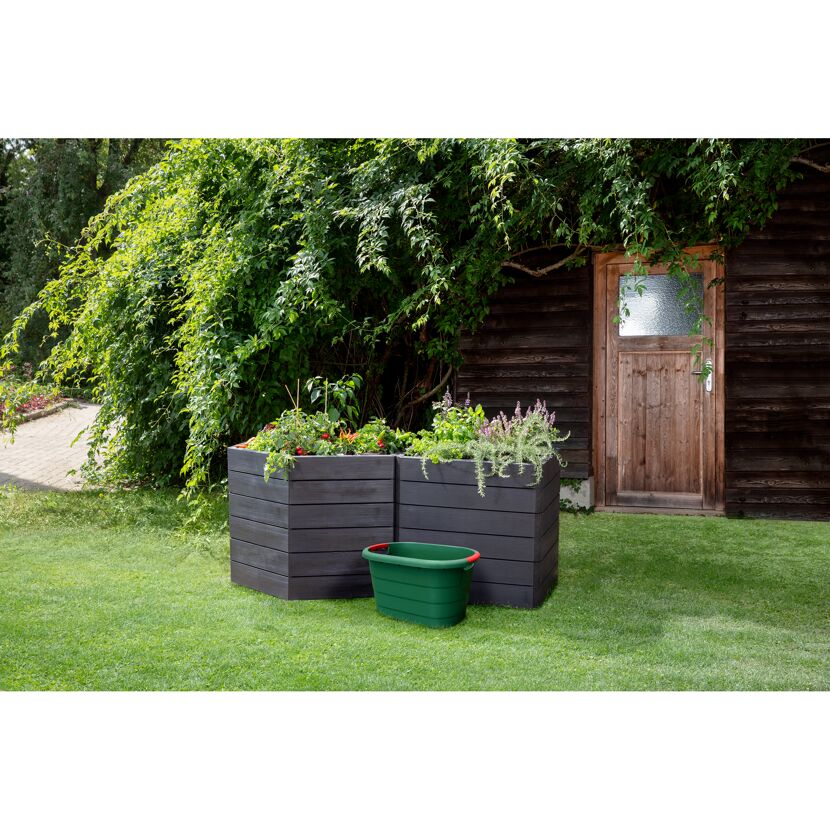 Zwei Hochbeete mit Gemüse und Kräutern