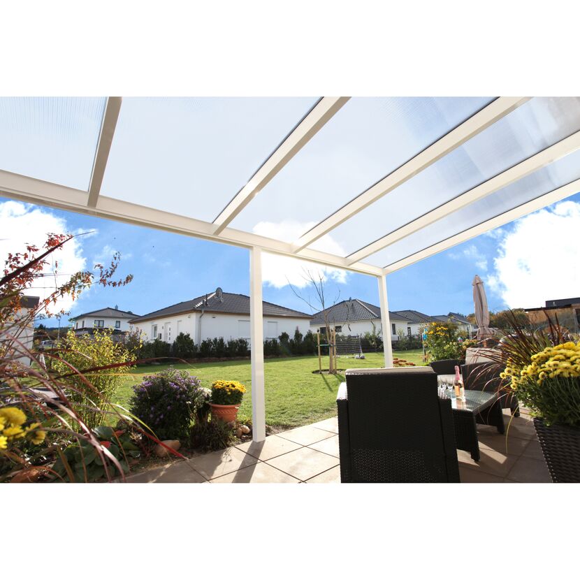 Terrasse mit Überdachung und Gartenmöbeln