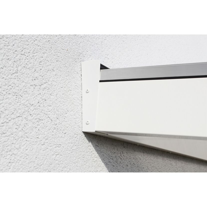 Weiße Terrassenüberdachung an Hauswand montiert.