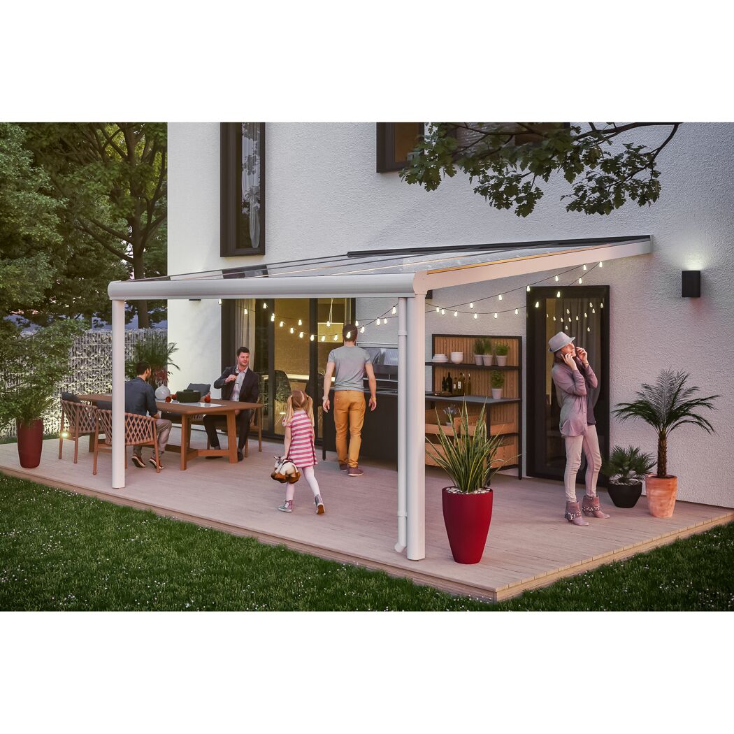Familie unter Terrassenüberdachung