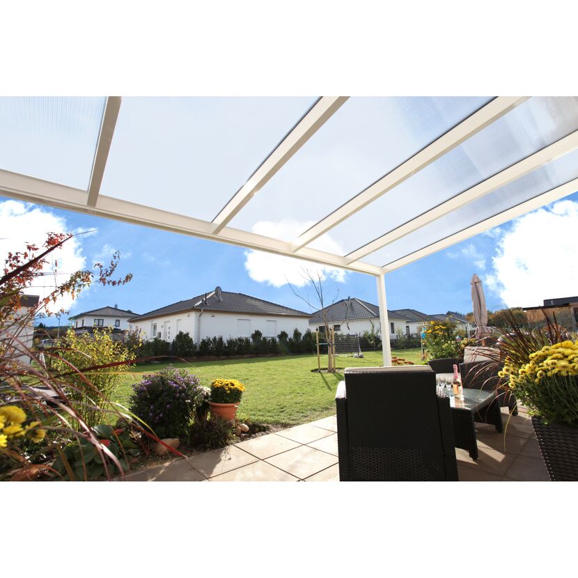 Terrasse mit Überdachung und Gartenmöbeln