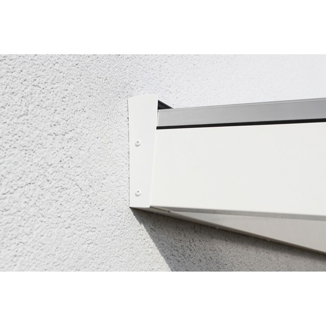 Weiße Terrassenüberdachung an Hauswand montiert