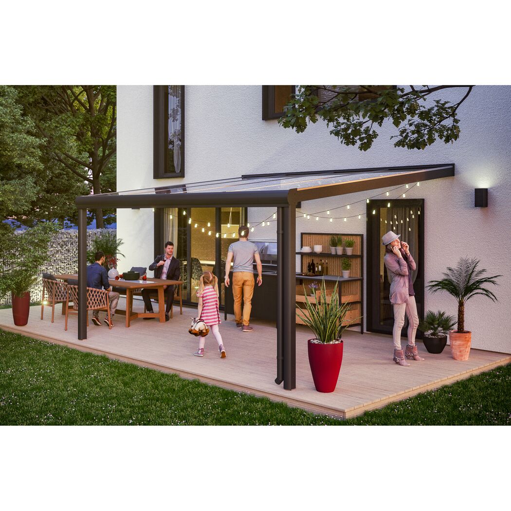 Familie entspannt auf der Terrasse unter einer Terrassenüberdachung.