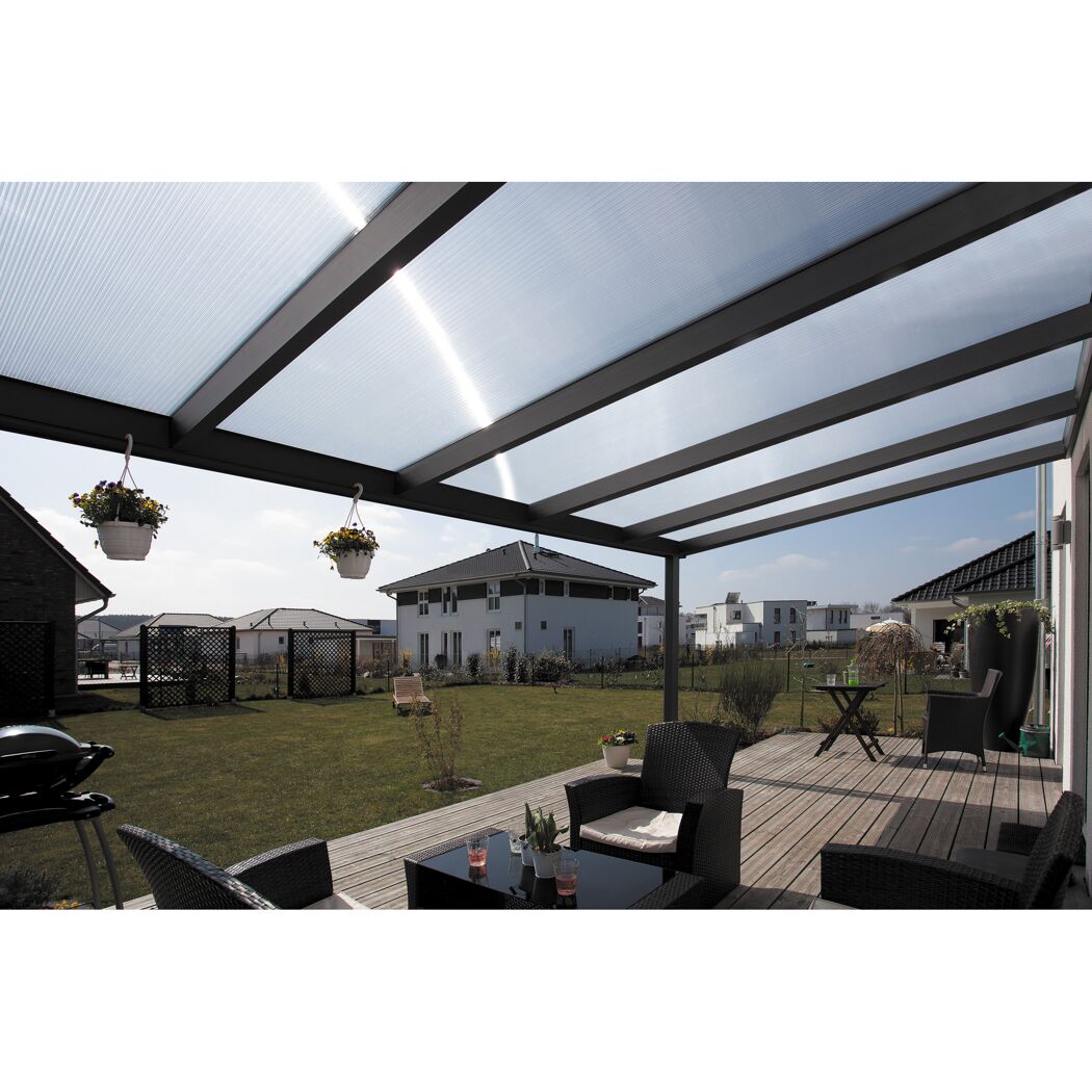 Terrasse mit Terrassenüberdachung und Gartenmöbeln