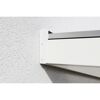 Weiße Terrassenüberdachung an Hauswand montiert