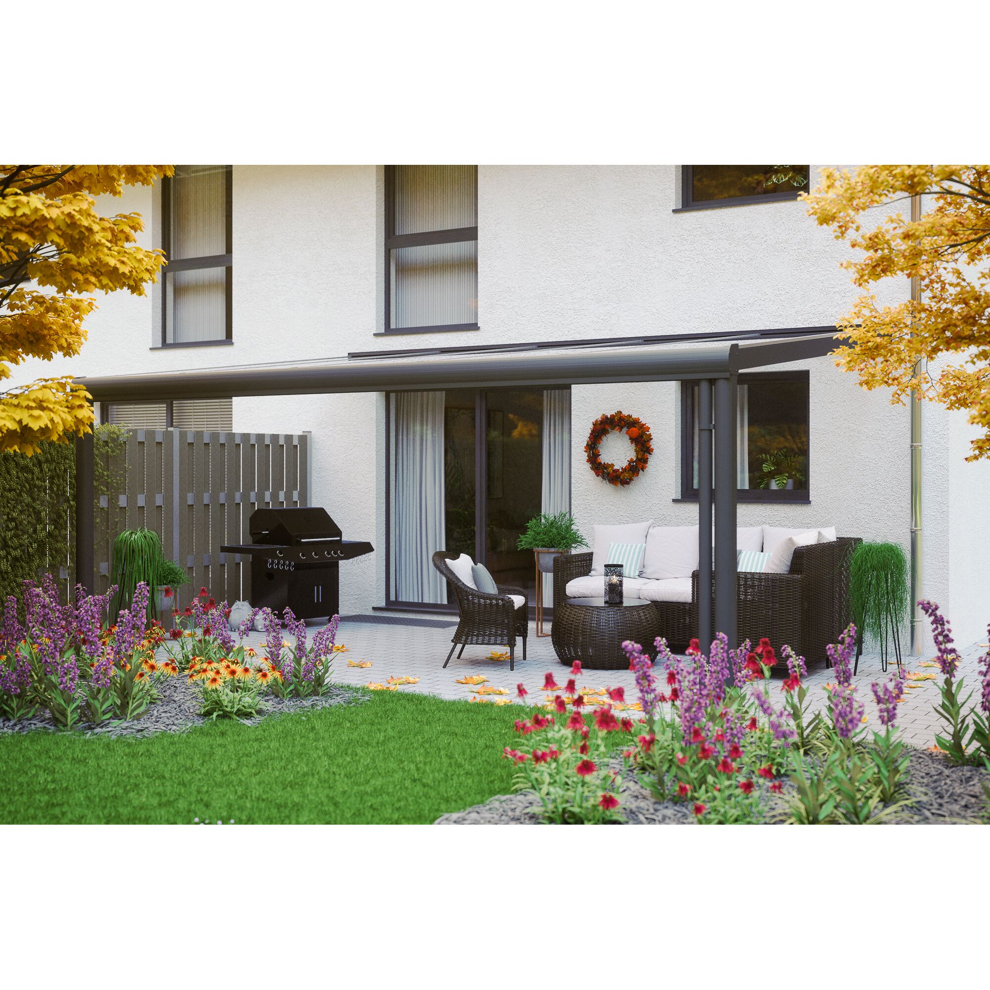 Terrassenüberdachung mit Sitzecke und Grill im Herbst