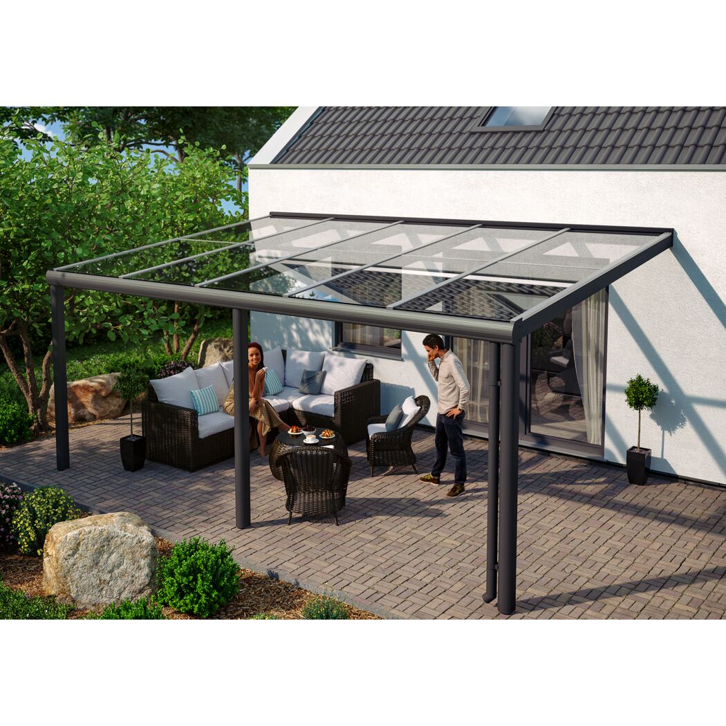 Zwei Personen entspannen unter einer Terrassenüberdachung.