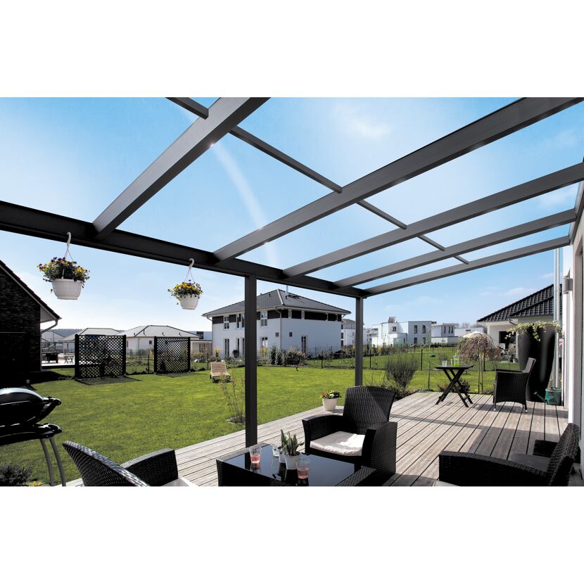 Terrasse mit Überdachung und Gartenmöbeln
