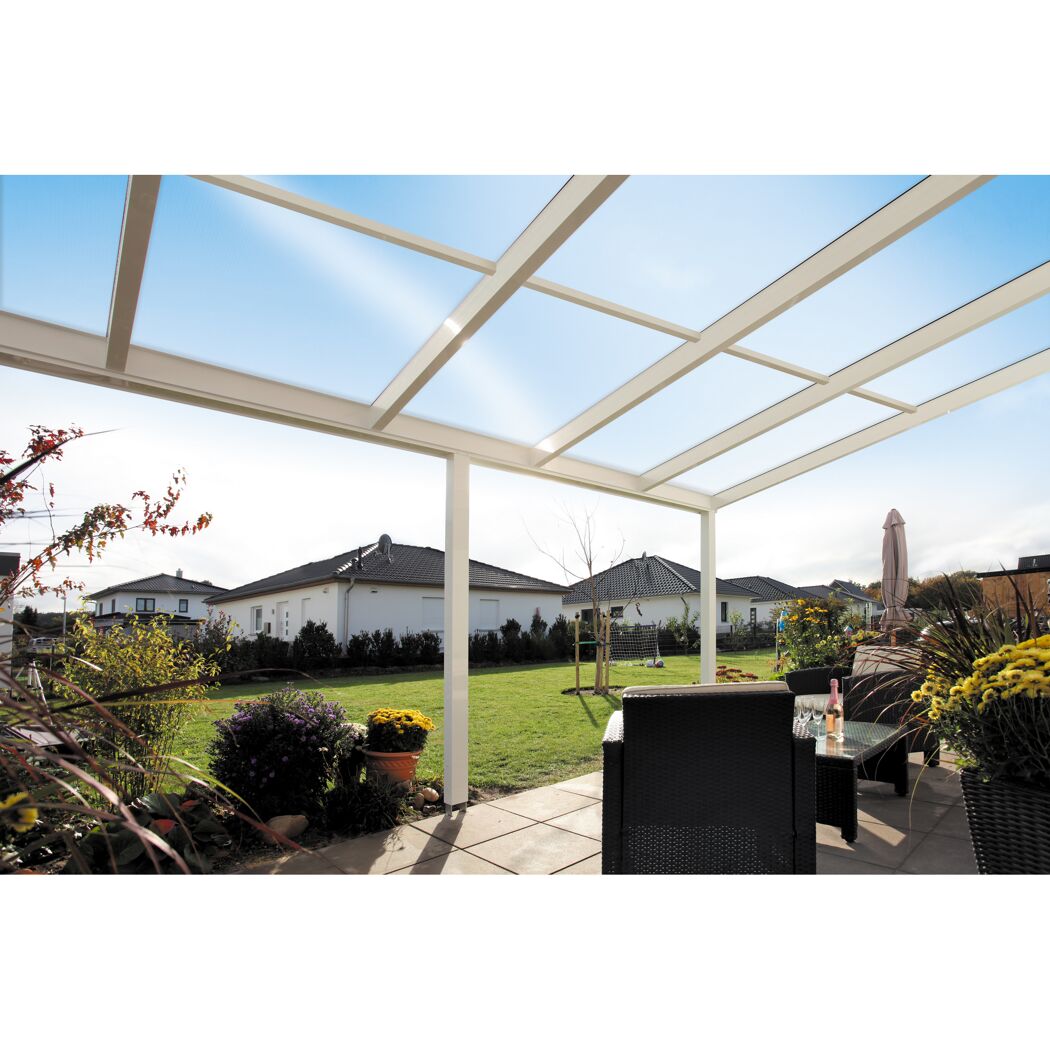 Weiße Terrassenüberdachung im Garten