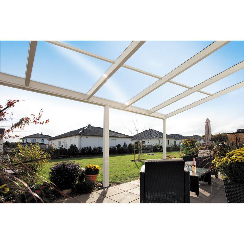 Weiße Terrassenüberdachung im Garten
