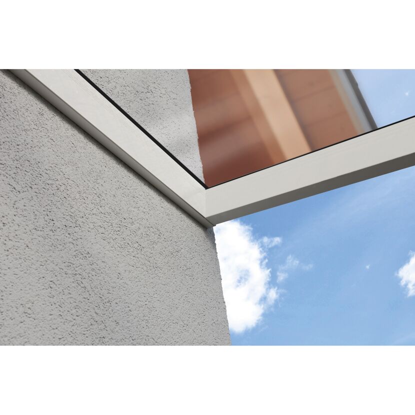 Weiße Terrassenüberdachung mit Glasdach