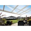 Terrasse mit Glasdach im Garten
