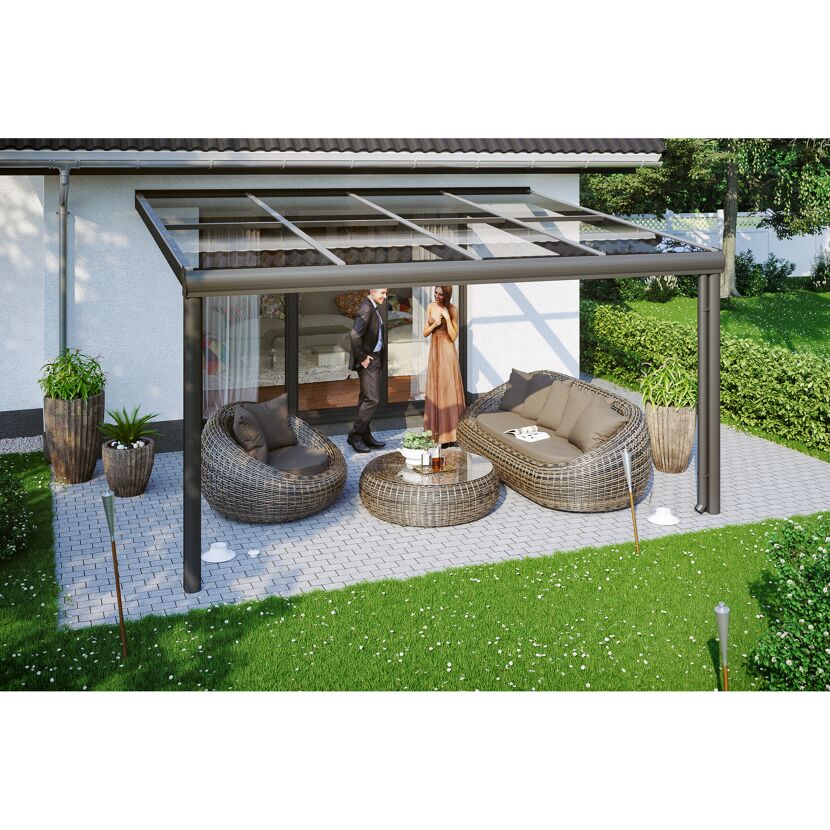 Zwei Personen stehen unter einer Terrassenüberdachung.