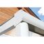 Weiße Terrassenüberdachung an Hauswand