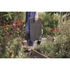 Person verwendet Knieschoner im Garten.