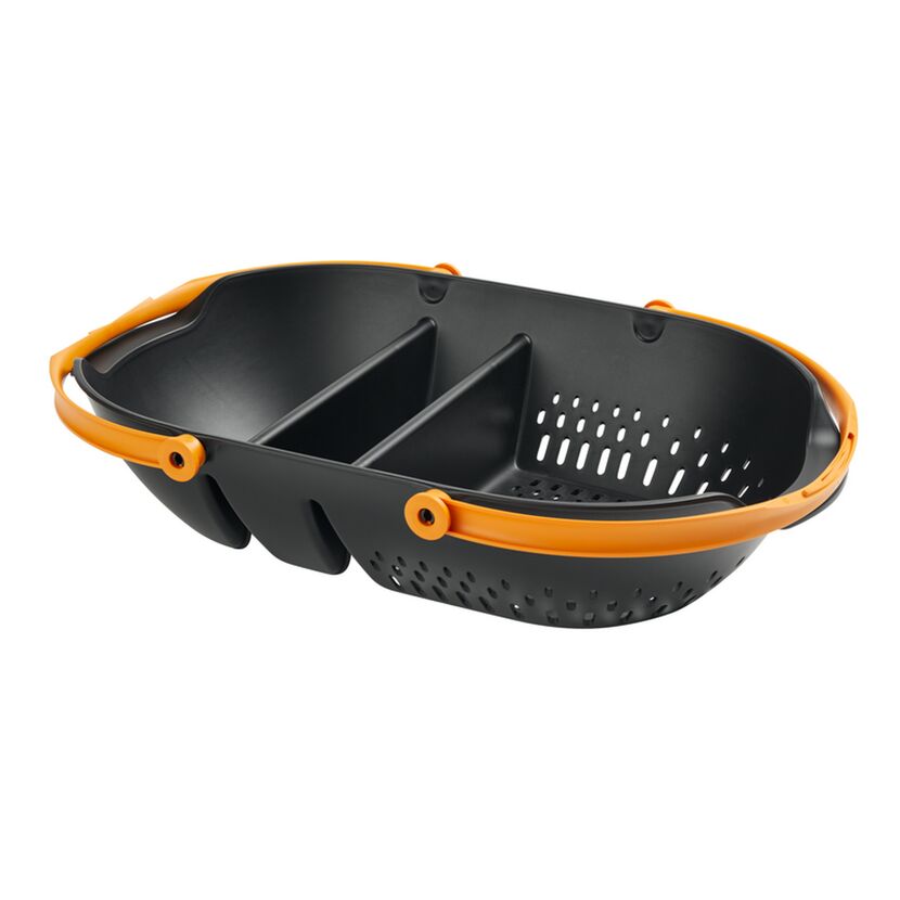 Schwarzer Erntekorb mit orangefarbenen Griffen