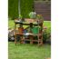 Klappbarer Pflanztisch aus Holz mit Blumen und Gießkanne.