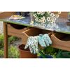 Gartentisch mit geöffneter Schublade und Gartenhandschuhen
