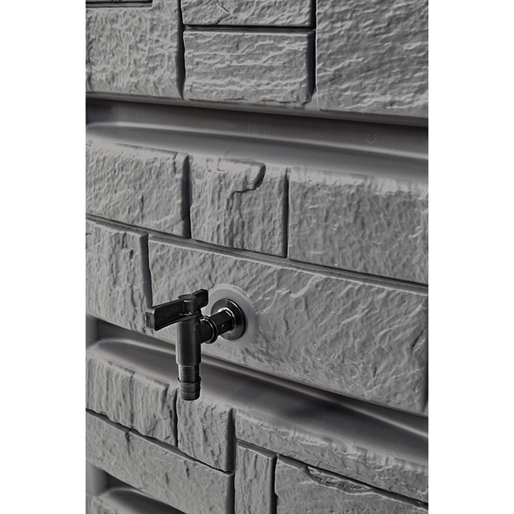 Wasserhahn am grauen Wandtank Tower Stone