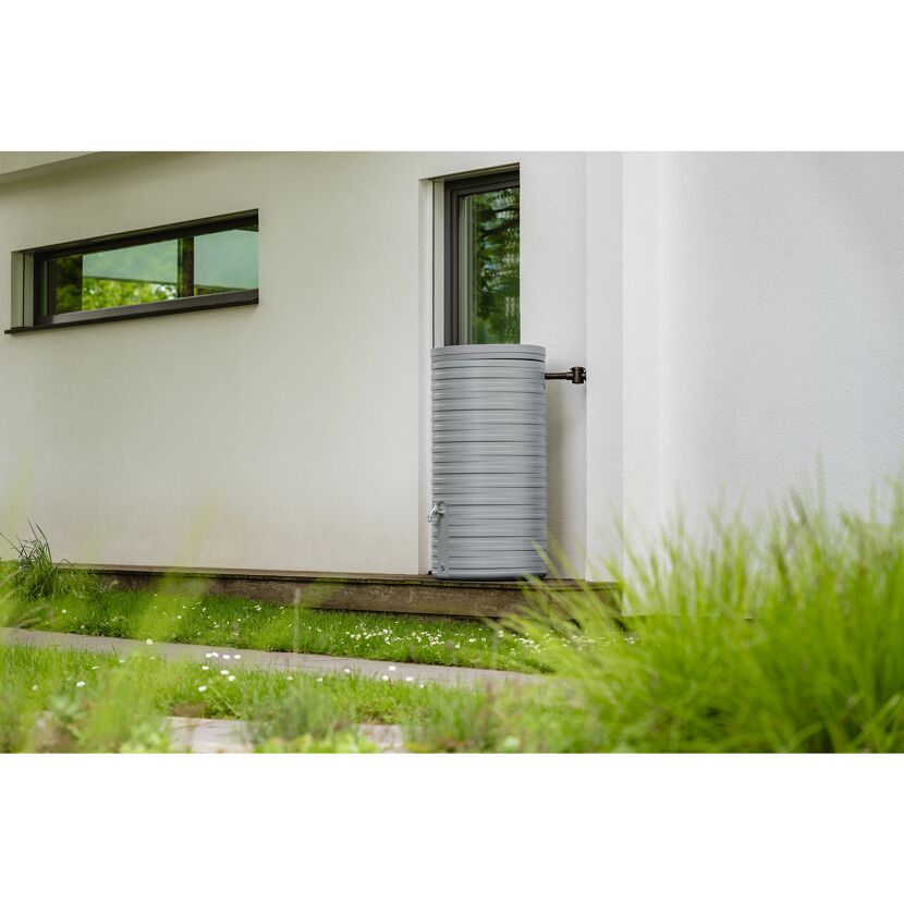 Graue Regentonne an Hauswand