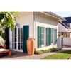 Terrakottafarbene Amphore 240 L an Hauswand