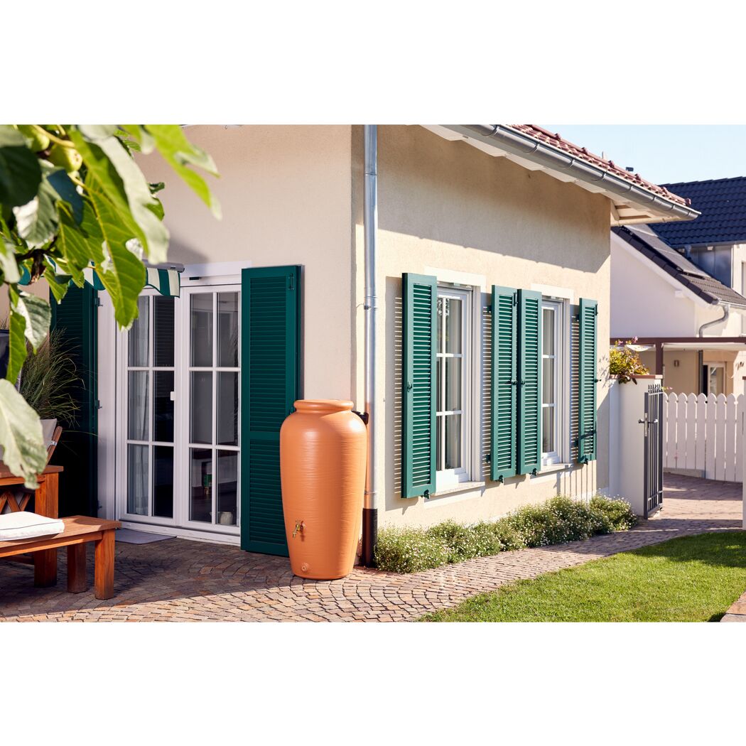 Terrakottafarbene Amphore 240 L an Hauswand