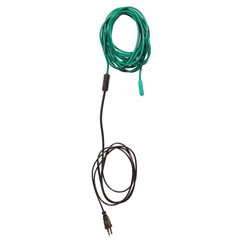 Schwarzes Heizkabel mit grünem Stecker