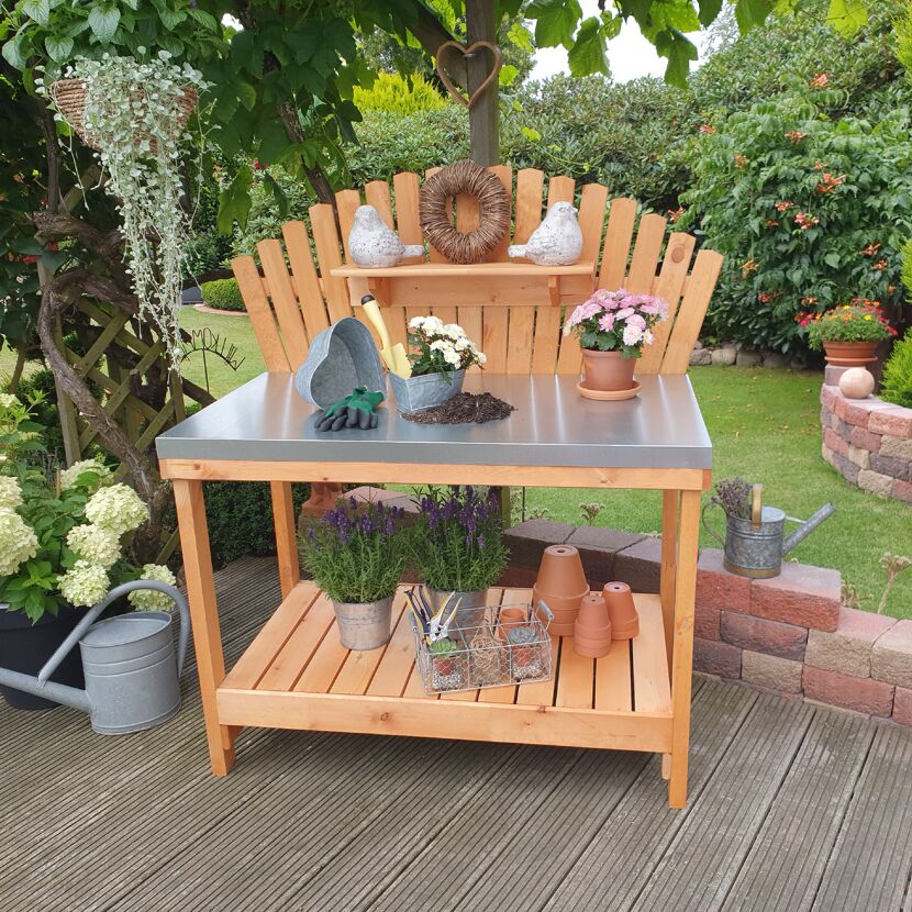 Gärtnertisch aus Holz mit Gartenzubehör