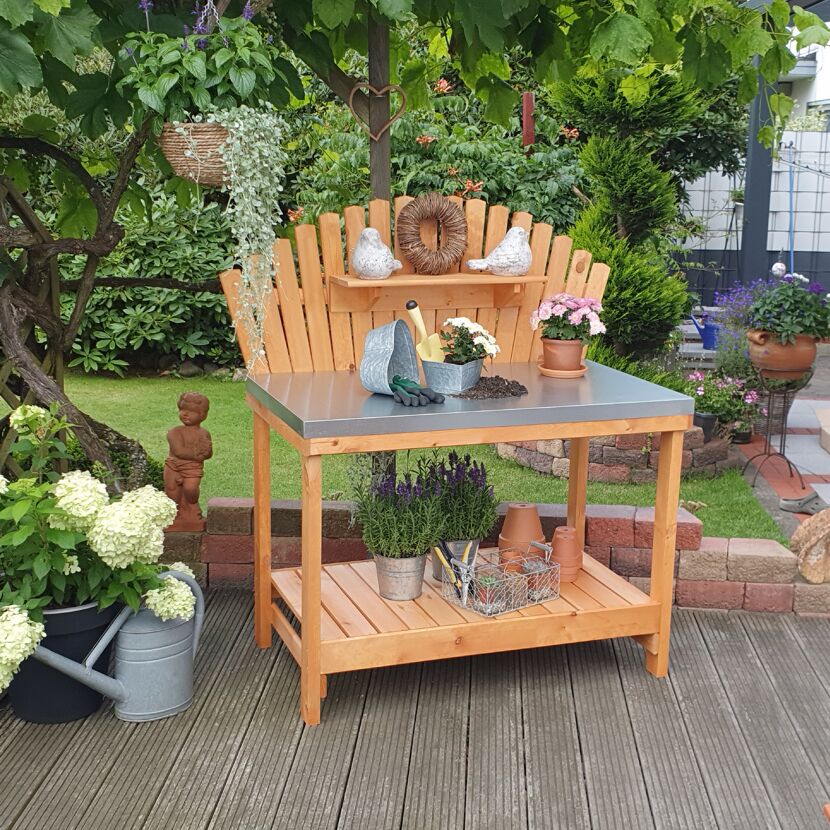 Gärtnertisch aus Holz mit Gartengeräten