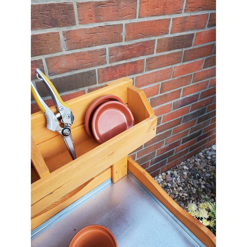 Gartentisch mit Gartenschere