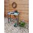Gartentisch mit Gartenzubehör und Pflanzen