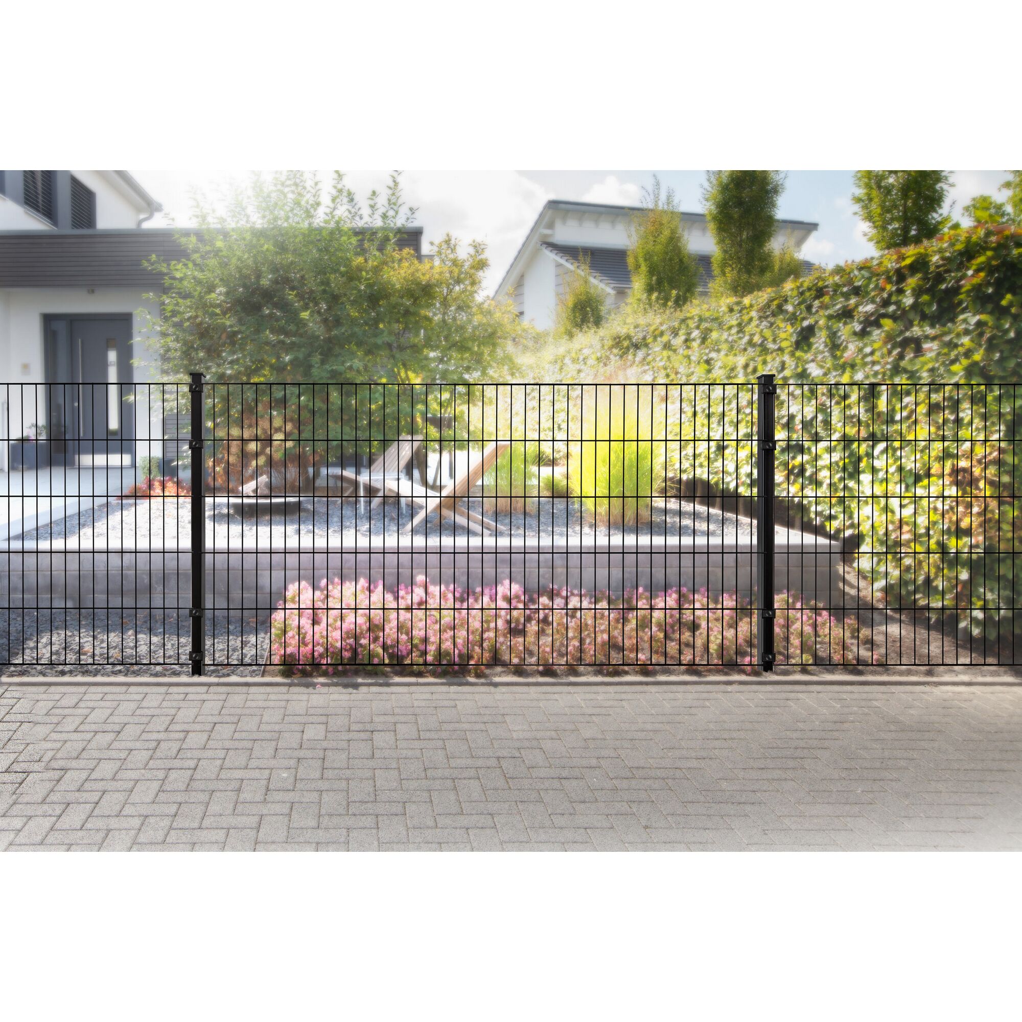 Schwarzer Metallzaun um Garten