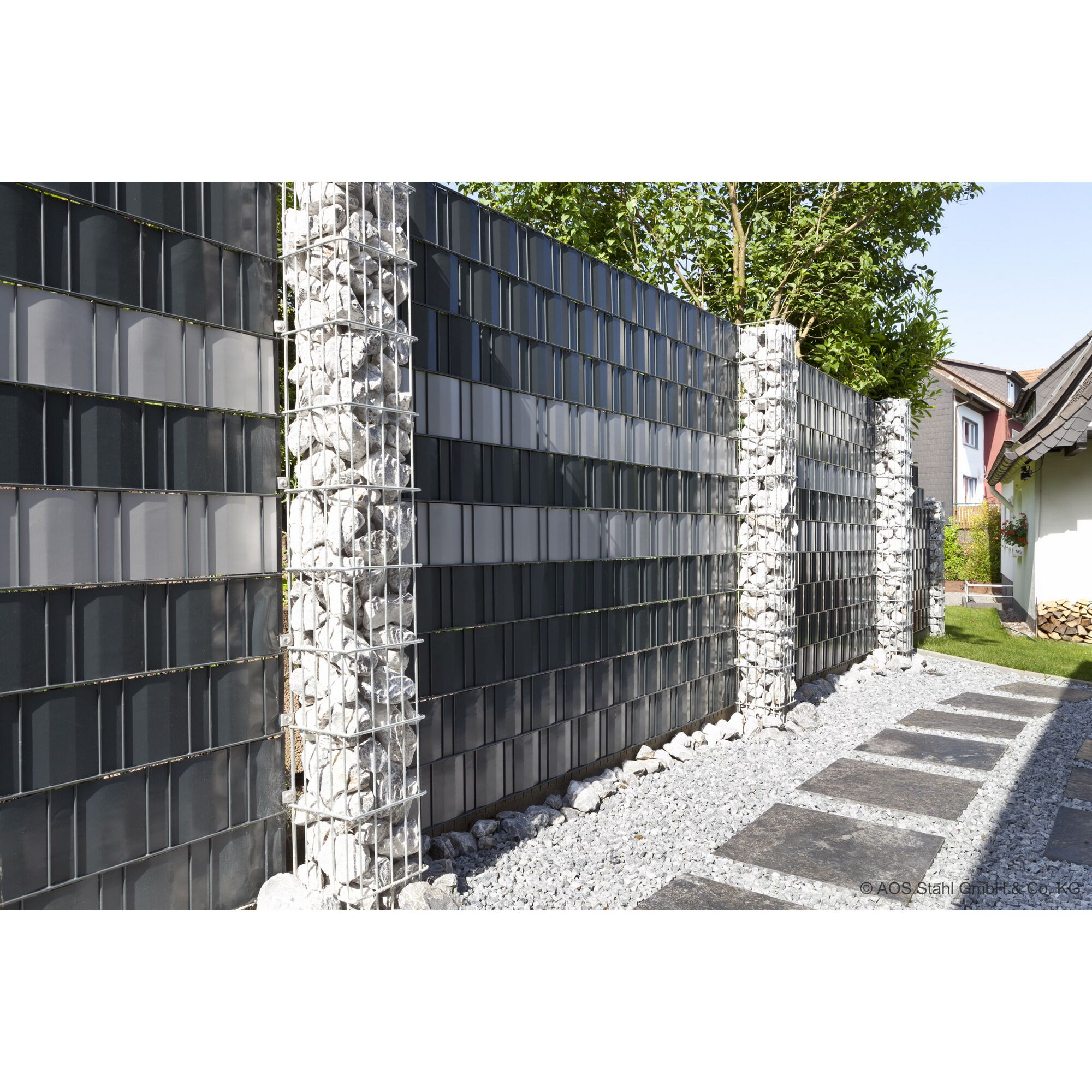 Moderner Zaun mit Gabionen