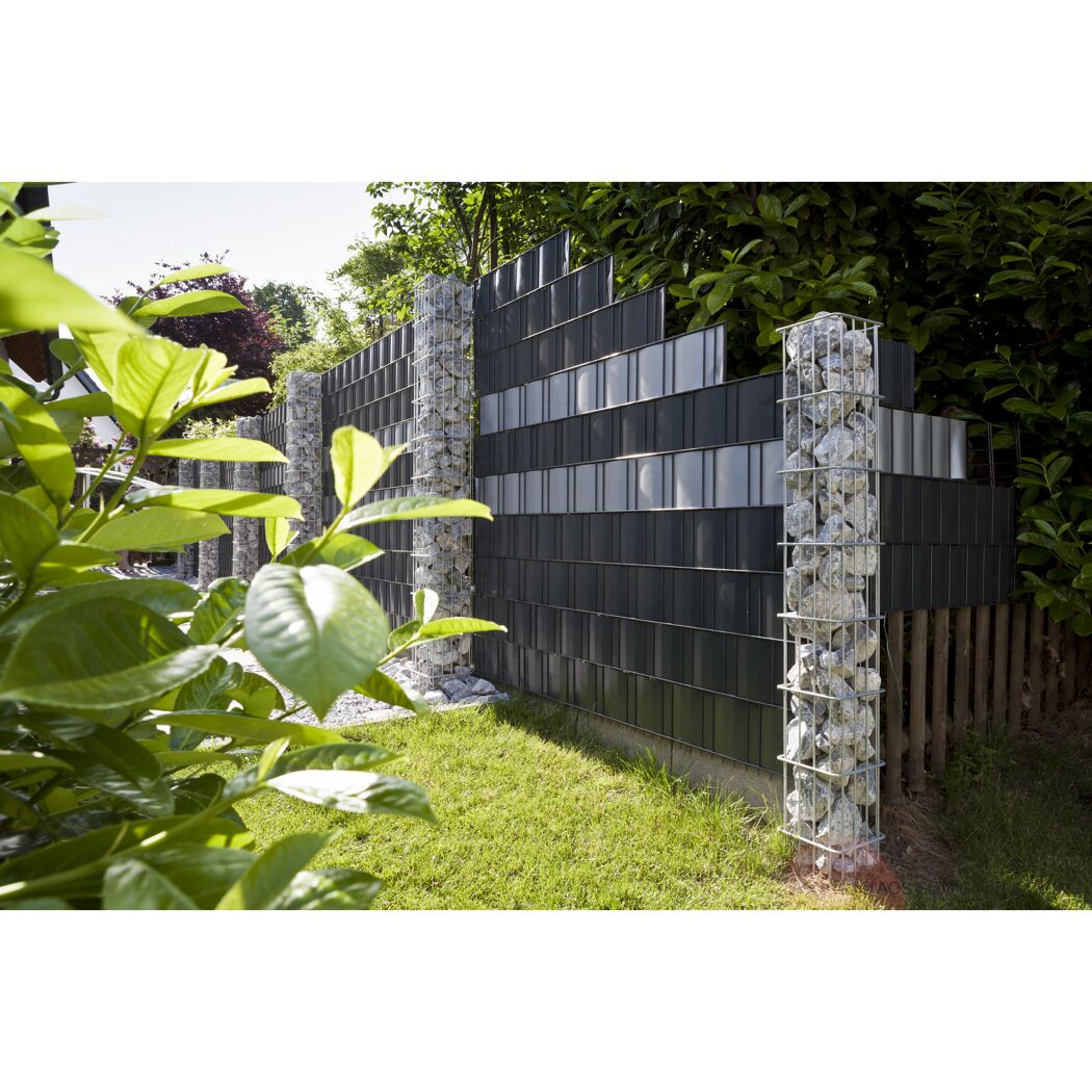 Moderner Zaun mit Gabionen